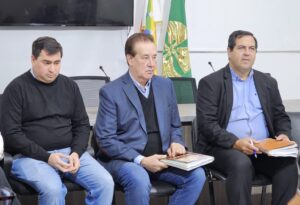 Durante la mañana de este lunes 7 se llevó a cabo en Sala de Prensa Municipal una nueva reunión del Consejo de Seguridad Local, adelantada a partir de los recientes acontecimientos de público conocimiento que han generado preocupación en nuestra comunidad. Vale señalar que dicho Consejo surgió como una de las inquietudes planteadas por la comunidad en los talleres de Planificación Participativa sobre seguridad, bajo el modelo de implementación de políticas públicas que se realiza en nuestra ciudad desde diciembre de 2015. En la primera reunión sobre la temática de este año, desarrollada en el Club de Abuelos de Reconquista el jueves 13 de marzo, las problemáticas identificadas fueron la escasez de efectivos policiales en la ciudad y la implementación de la puerta giratoria de la justicia que deja libre a los criminales. Sobre esta última problemática, la consideración de la comunidad acerca de los problemas de la justicia, es que se convocó a esta nueva reunión del Consejo para este lunes 7. De la reunión de hoy, participaron el intendente Dr. Enri Vallejos y gabinete municipal, el senador departamental Orfilio Marcón; los concejales Fedra Buseghín, Constanza Arzamendia, Walter Kreni, Luisina Pietropaolo, Adolfo Maggio, Haydée Vargas y Katia Passarino; el subjefe a cargo de la unidad IX de Policía, Diego Costanzo; el Jefe de la PDI César Moreyra y el subjefe de la Policía de la provincia, Daniel Filchel; Marcelo Flores de Gendarmería y Lino Segretín, Coordinador Operativo del Ministerio de Seguridad; el Pte. de la Federación de Vecinales Daniel Martínez; representantes de legisladores provinciales, fiscales, jueces, y el Secretario de Persecución Penal del Ministerio Público de la Acusación Dr. Rolando Galfrascoli, entre otros. Los actores presentes, en arduo trabajo en conjunto, definieron para continuar en el marco de las acciones del Consejo de Seguridad: 1) Declarar la emergencia en seguridad en el área metropolitana y redestinar los recursos de la Policía de Acción Táctica que operaba en Reconquista y Avellaneda de forma inmediata, y que al menos tengan continuidad por un año. 2) Solicitar al gobierno de la provincia la designación de fiscales, recursos humanos y tecnológicos acordes a la población del área metropolitana. Y que se use como parámetro la cantidad que tienen otras ciudades comparables a Reconquista, como Rafaela. 3) Solicitar al Colegio de Jueces de la 4ta Circunscripción una audiencia con todos los representantes del Consejo de Seguridad. Otros temas específicos priorizados en el taller de Planificación Participativa sobre Seguridad fueron el abordaje para la prevención de consumos problemáticos, para lo cual se decidió convocar para el próximo martes un Taller de Planificación Participativa exclusivo sobre el tema; y el mejoramiento de los servicios públicos e iluminación, para los cuales la Municipalidad de Reconquista ya presentó dos proyectos por más de 100 millones de pesos al gobierno de la provincia, que significarán nuevas luminarias led para los barrios de nuestra ciudad, instando también al senador departamental a que gestione para Reconquista el mismo plan de luminarias tramitado para ciudades vecinas. #ReconquistaCiudadDeTodos Se reunió en Reconquista el Consejo de Seguridad Local